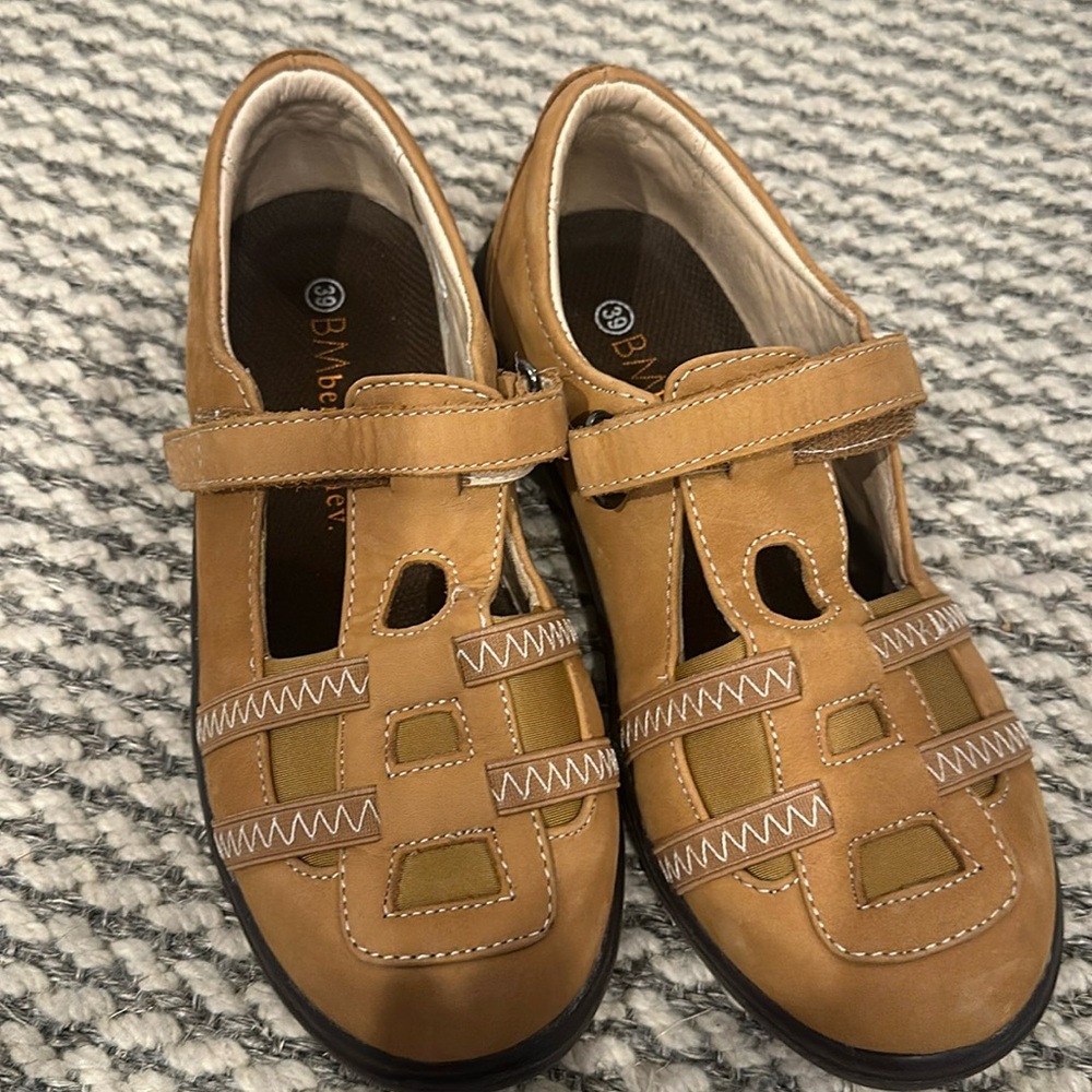 Bernie Mev. Ladies comfort shoes. Size 39. Light camel color